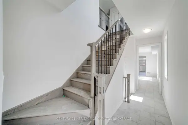 5 Frederick Taylor WAY, East Gwillimbury, ON L0G 1M0