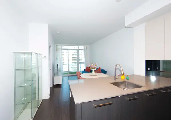 1830 Bloor ST W #1019, Toronto W02, ON M6P 0A2