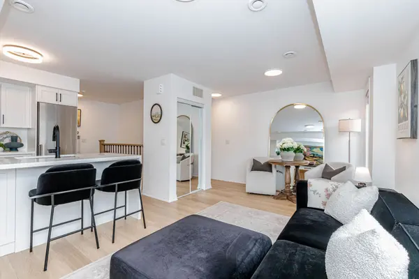 171 William Duncan RD #3, Toronto W05, ON M3K 0B8