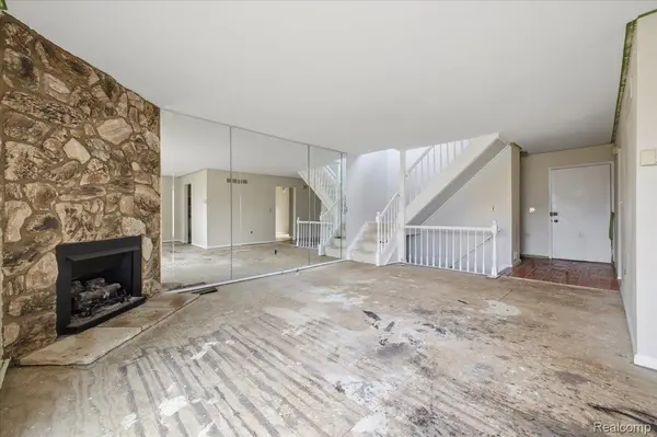 1097 Kirts Blvd #A, Troy, MI 48084