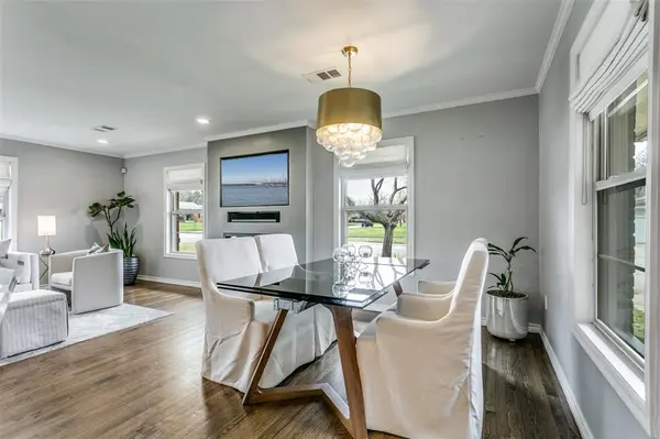 907 E Texas Street, Grapevine, TX 76051