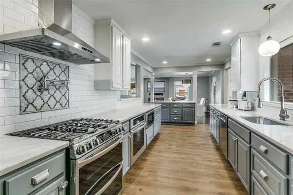 907 E Texas Street, Grapevine, TX 76051