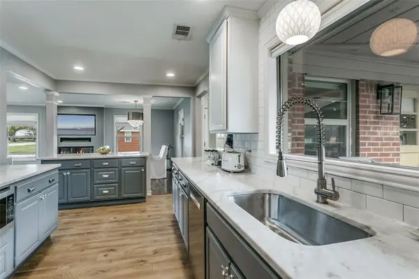 907 E Texas Street, Grapevine, TX 76051