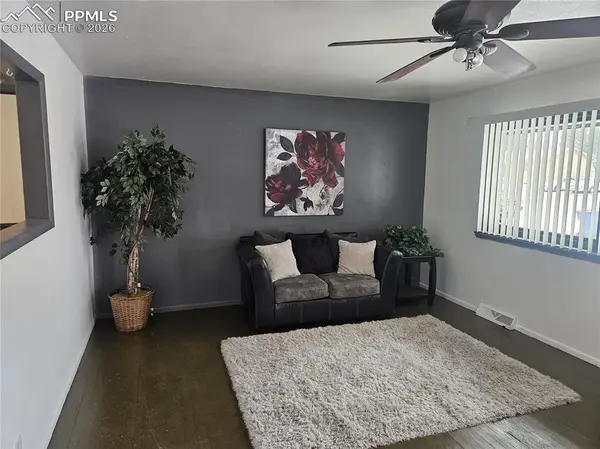 2128 Oakwood LN, Pueblo, CO 81005