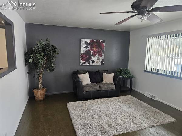 2128 Oakwood LN, Pueblo, CO 81005