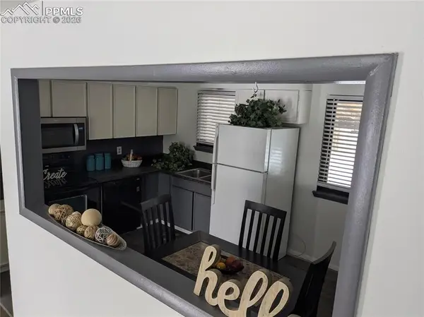 2128 Oakwood LN, Pueblo, CO 81005