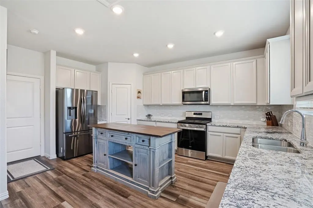 1620 Berry Ridge Trail, Aubrey, TX 76227