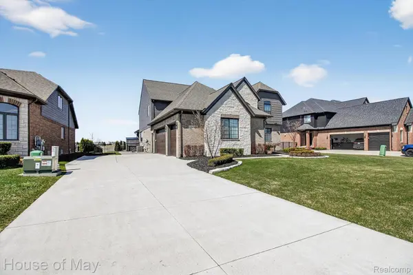 54933 Black Hills LN, Shelby Charter Township, MI 48316