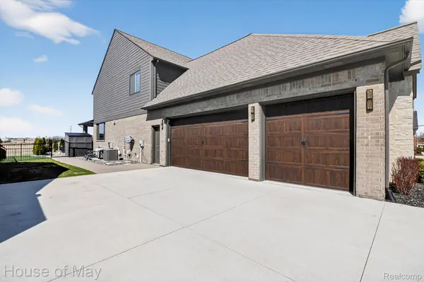 54933 Black Hills LN, Shelby Charter Township, MI 48316