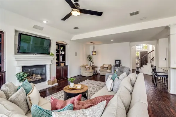 400 S Hampton Court, Lewisville, TX 75056