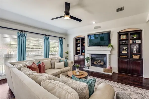 400 S Hampton Court, Lewisville, TX 75056