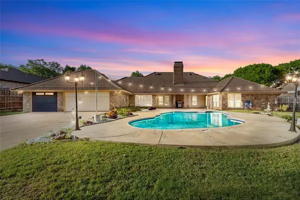 906 Greenbriar Lane, Duncanville, TX 75137