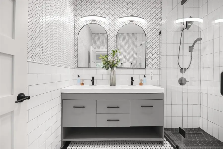 813 Elsbeth Street, Dallas, TX 75208