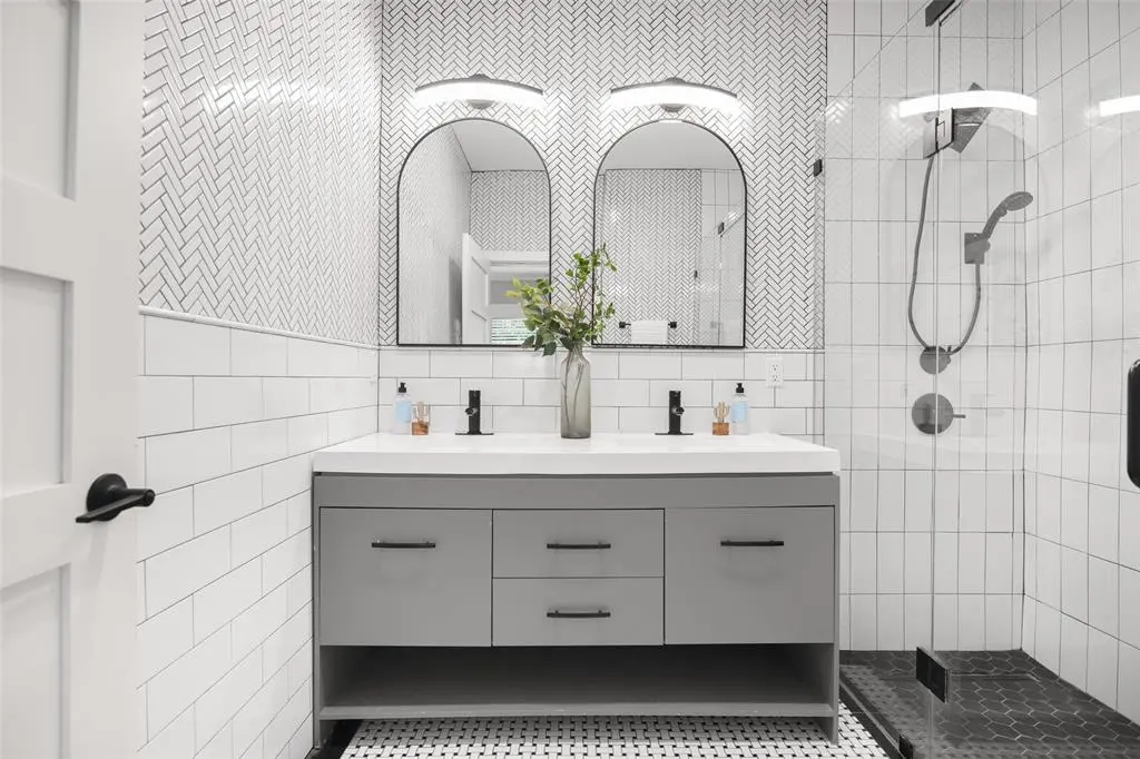 813 Elsbeth Street, Dallas, TX 75208