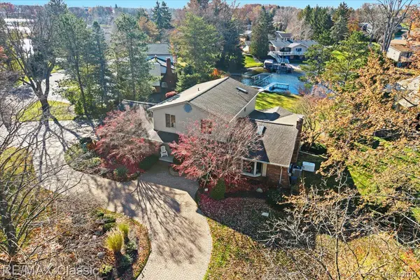 5067 Oakwood CT, Commerce Charter Township, MI 48382