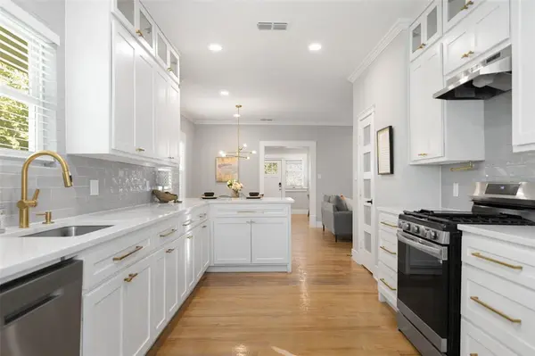 813 Elsbeth Street, Dallas, TX 75208