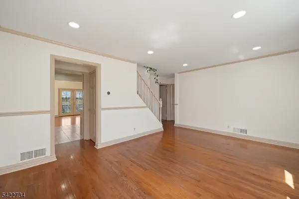 22 Cottage Ln, Clifton City, NJ 07012