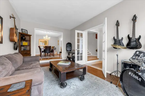 16 Homeland AVE, Hamilton, ON L8E 4X2