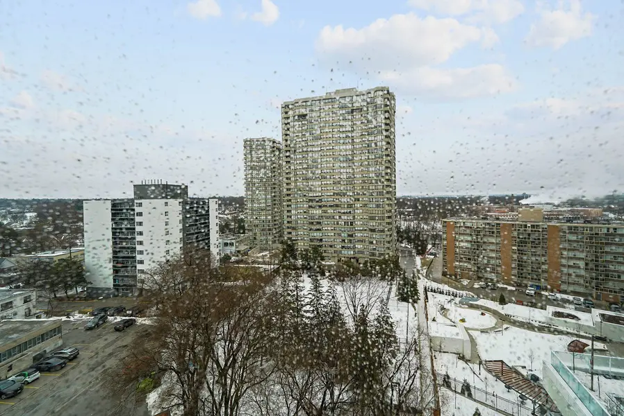 25 Cordova AVE #902, Toronto W08, ON M9A 0E5