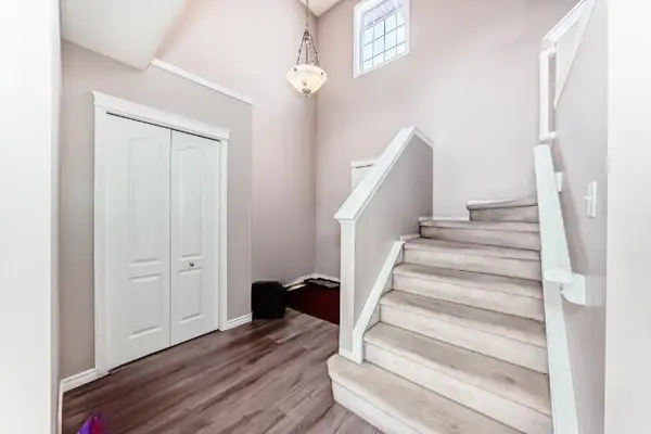 9 Somerside CRES SW, Calgary, AB T2Y 4G8