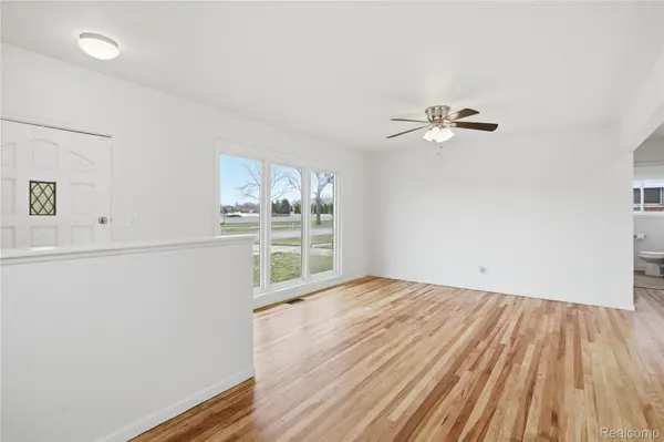 15225 Common RD, Roseville, MI 48066