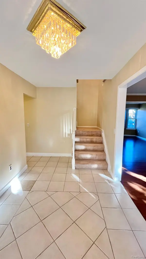 2852 MAYFAIR DR, Troy, MI 48084