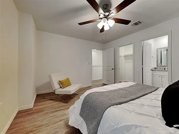 201 Briarwood Lane, Forest Hill, TX 76140