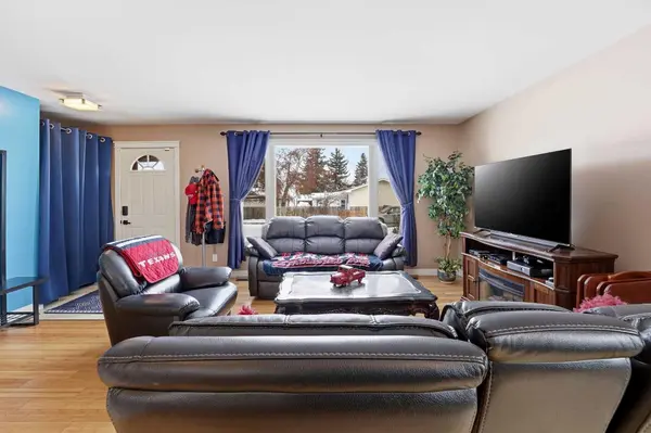 22 Freemont Close, Red Deer, AB T4N 4Y6