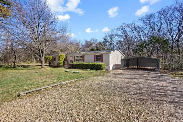 341 Pecan Place Lane, Pottsboro, TX 75076