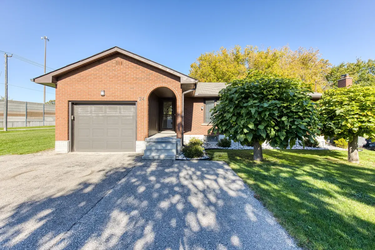 24 Burbank RD, Kitchener, ON N2B 1E1