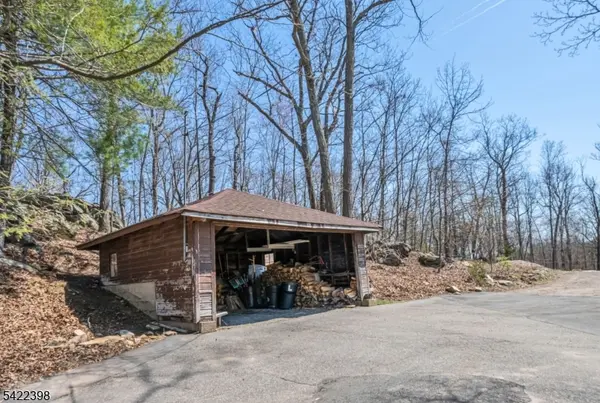 27 Middle Road, Bloomingdale Boro, NJ 07403