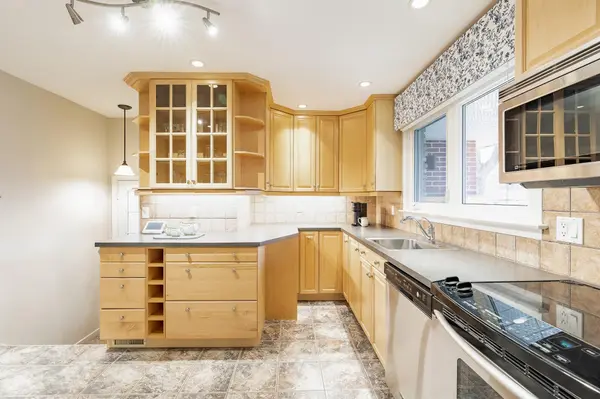 15 Davidson ST, Barrie, ON L4M 3R9