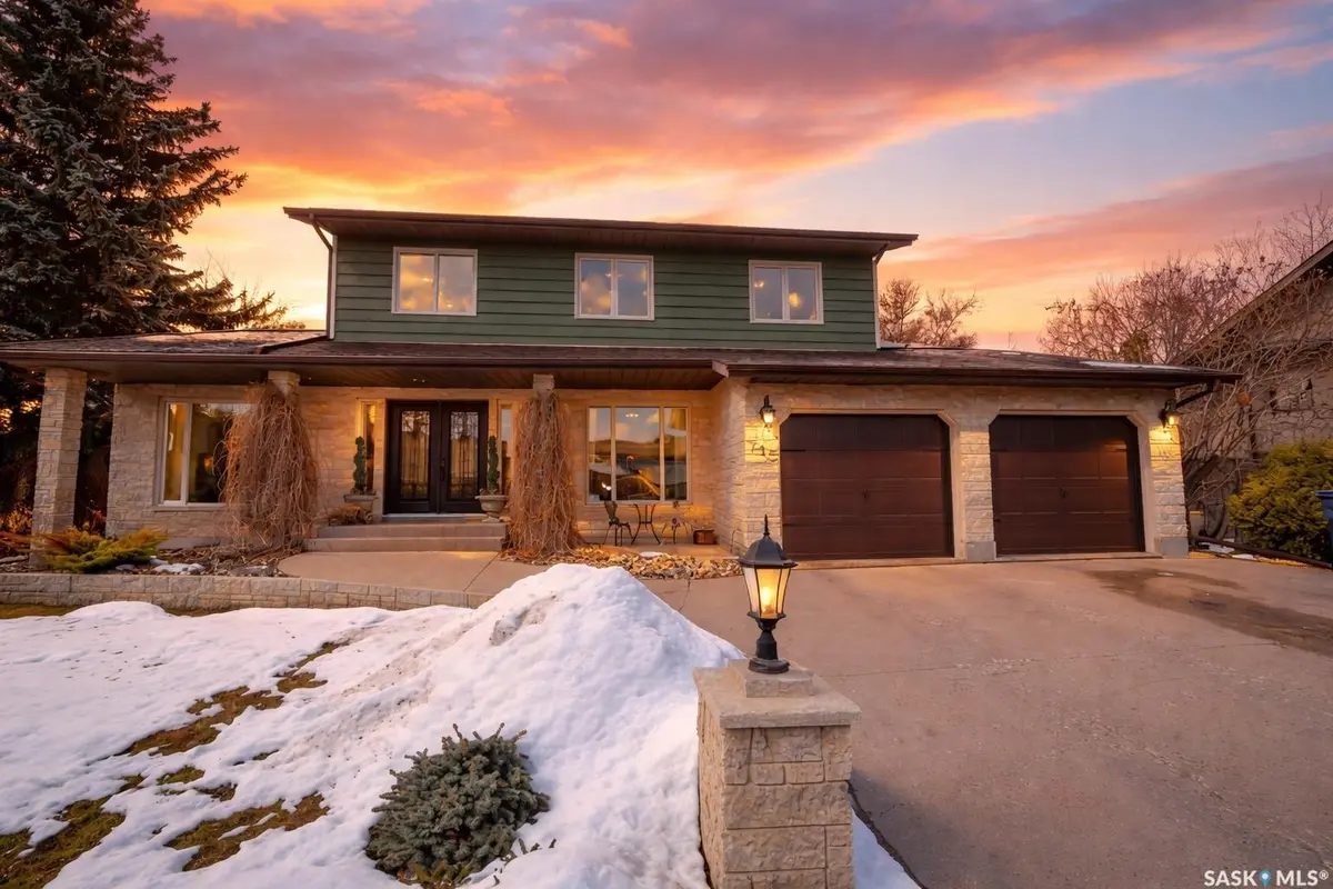 715 Emerald BAY, Saskatoon, SK S7J 4E3