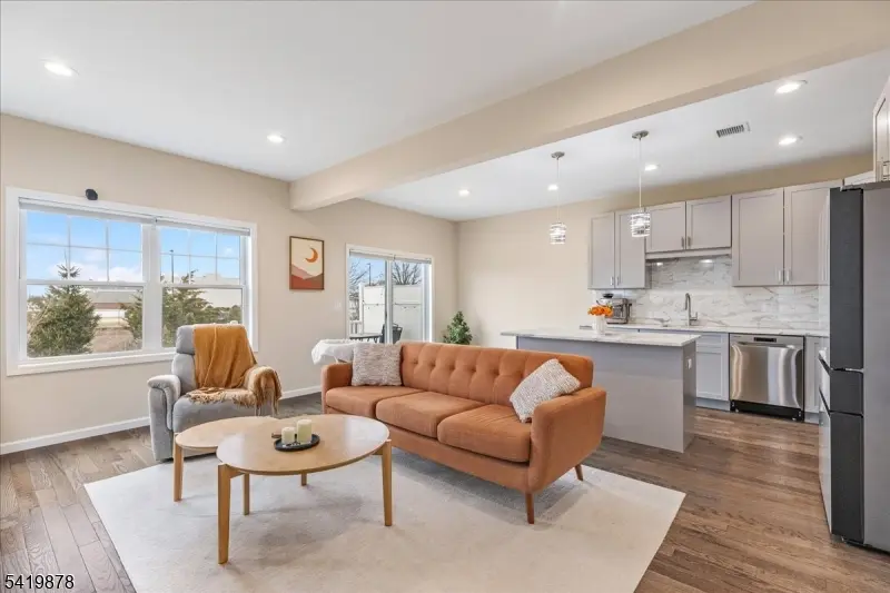 100 Valerie Dr, Manville Boro, NJ 08835