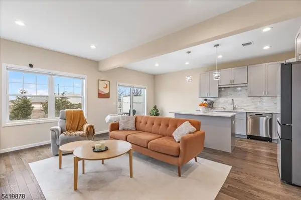 100 Valerie Dr, Manville Boro, NJ 08835