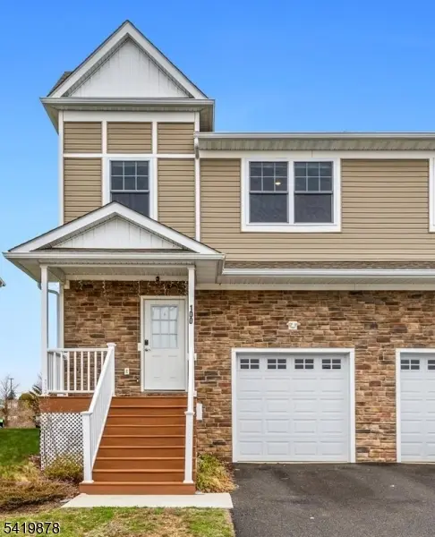 100 Valerie Dr, Manville Boro, NJ 08835