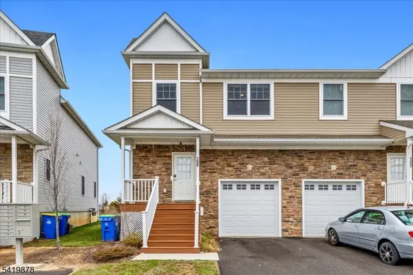 100 Valerie Dr, Manville Boro, NJ 08835