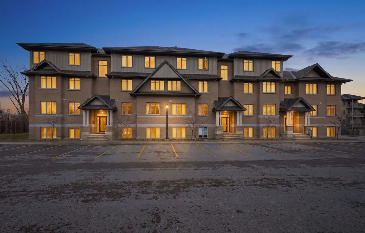 66 Tipperary Private #H, Barrhaven, ON K2J 2T3