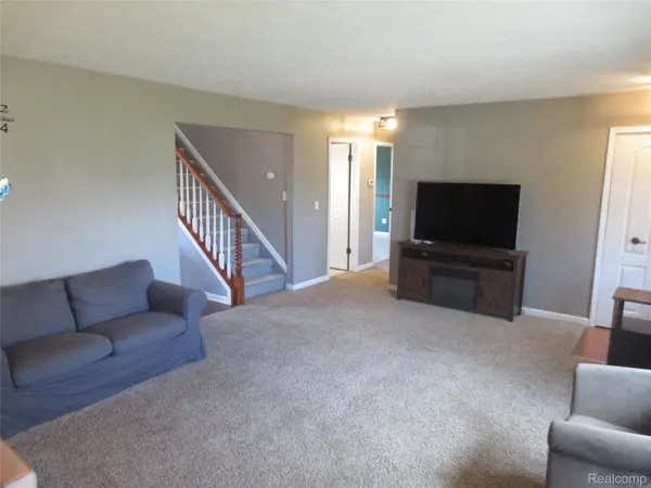 61365 Creekview DR, South Lyon, MI 48178