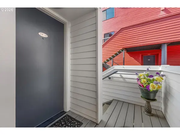 920 NW NAITO PKWY #J25, Portland, OR 97209