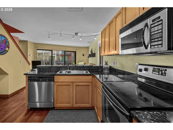 920 NW NAITO PKWY #J25, Portland, OR 97209