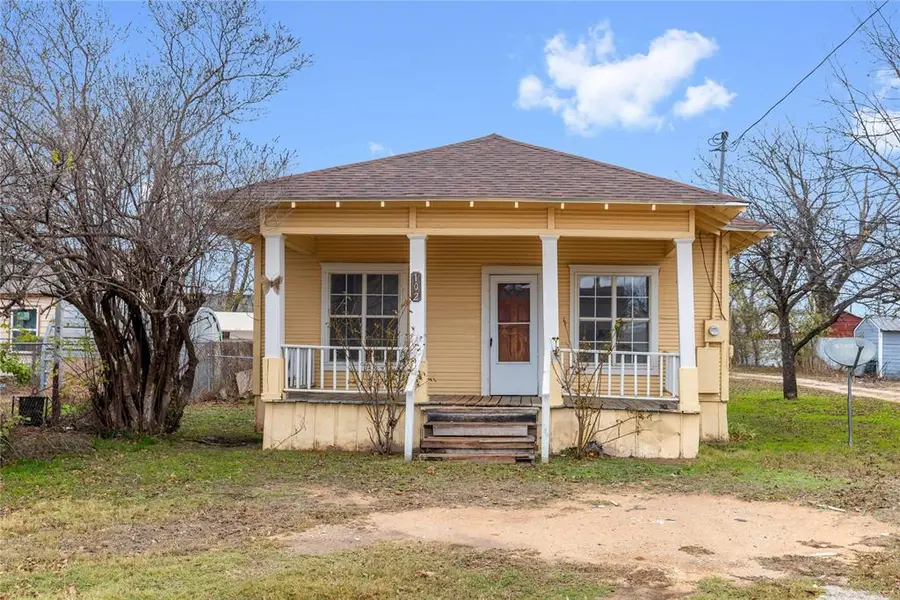 102 E Fitzgerald Street, Bangs, TX 76823