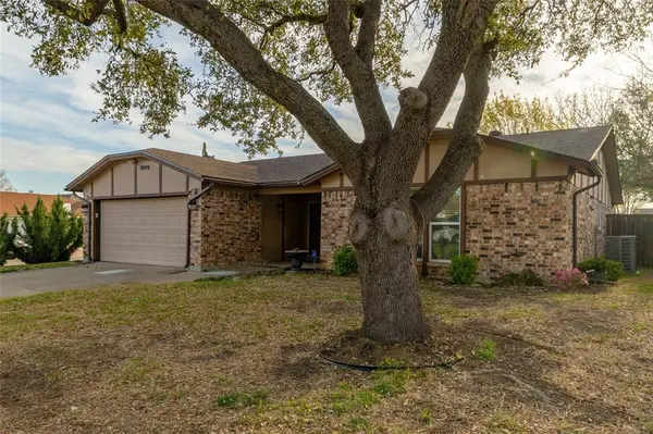 8040 Lazy Brook Drive, Watauga, TX 76148