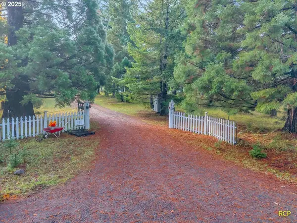 24312 CARDWELL HILL DR, Philomath, OR 97370