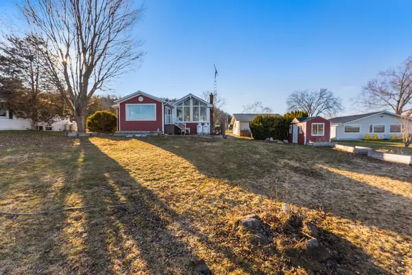 52 Pats LN, Prince Edward County, ON K0K 2T0