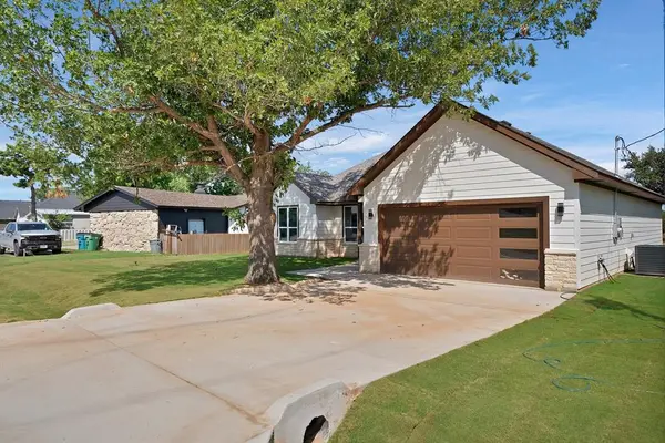 206 Lakeview Drive, Runaway Bay, TX 76426