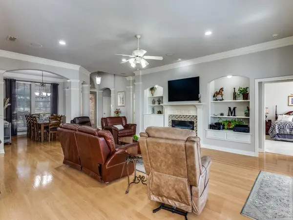 405 Shenandoah Drive, Burleson, TX 76028