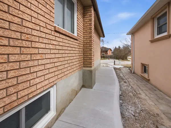 88 Townsend AVE #B, Bradford West Gwillimbury, ON L3Z 1Y1