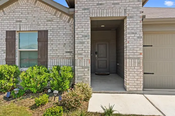 228 Abingdon Street, Azle, TX 76020