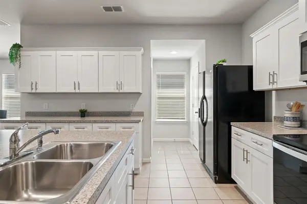 228 Abingdon Street, Azle, TX 76020